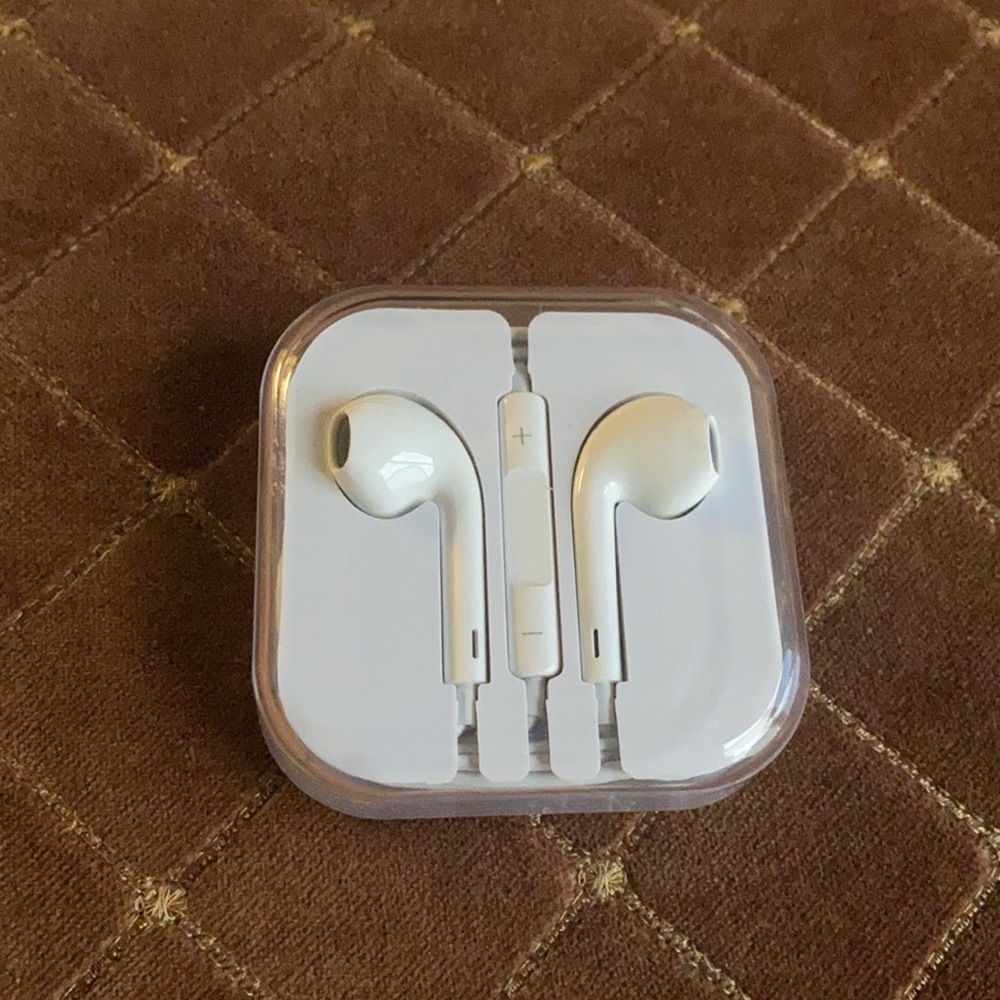 - Earphones for older generation iPhone and android universal for other ph…